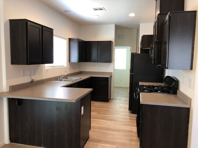 Building Photo - LARGE 4 BEDROOM, 2.5 BATH 2 STORY IN GATED...