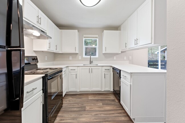 Building Photo - Come Home To An Amazing View! Remodeled Tw...