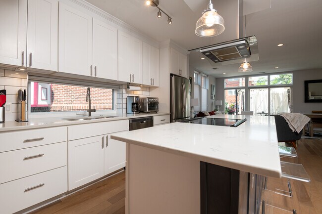 Foto del edificio - 129 Varnum St NW