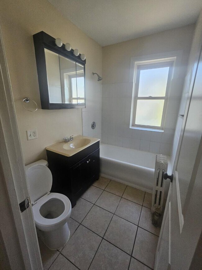 Building Photo - Beautiful 1 Bed in Beverly - Heat & Gas In...