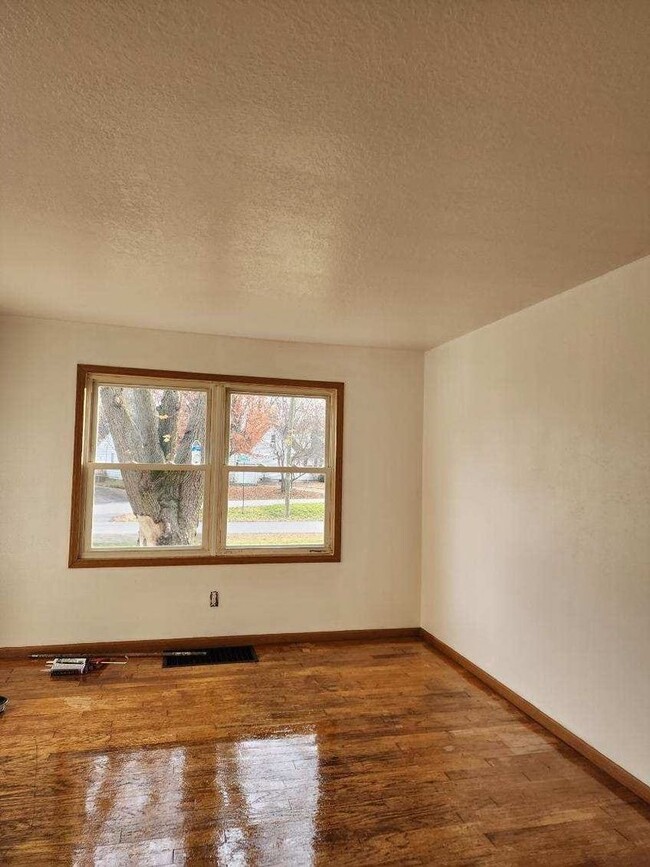 Building Photo - 3 Bed, 1 Bath Gem for Rent at 2018 Oakland...