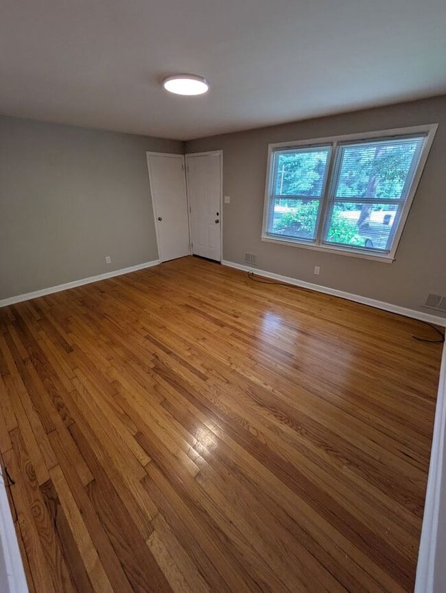 Foto del edificio - 2BD/1BA Duplex in Hickory