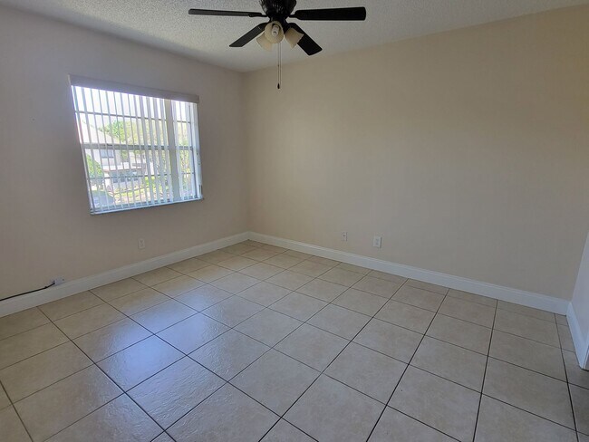 Building Photo - Two-Bedroom Apartment Located in Orchid Springs