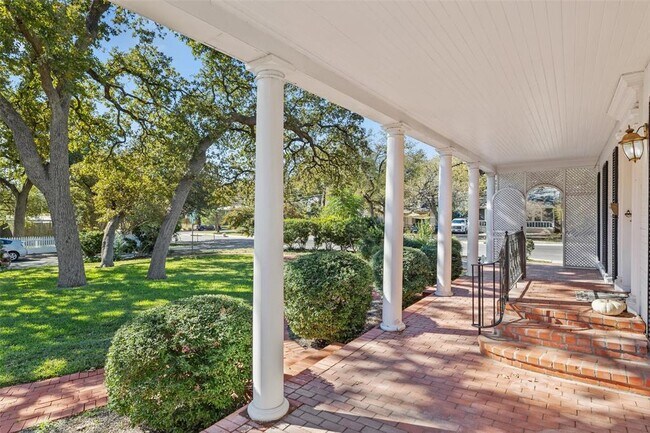 Building Photo - 2612 Bridle Path