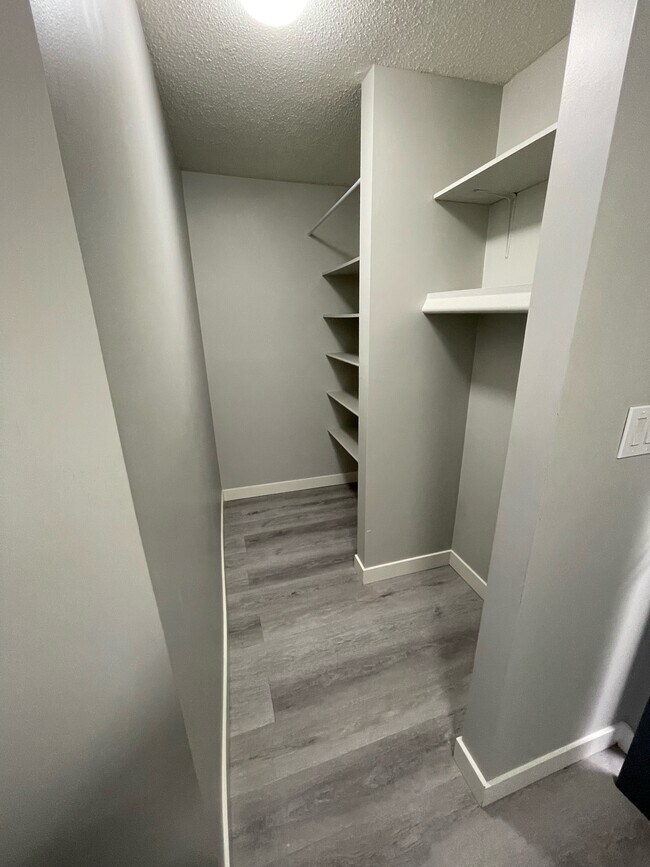 Photo du bâtiment - 13516-102 102 St NW