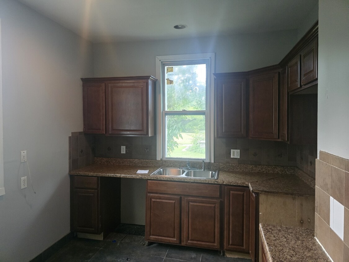 Building Photo - 11673 Yosemite St