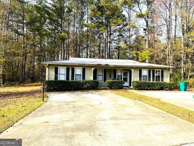 Building Photo - 165 Pine Terrace