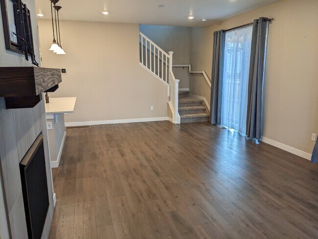Foto del edificio - Luxury Open Concept Townhome in Quiet Littleton Neighborhood Complete with Mountain Views!