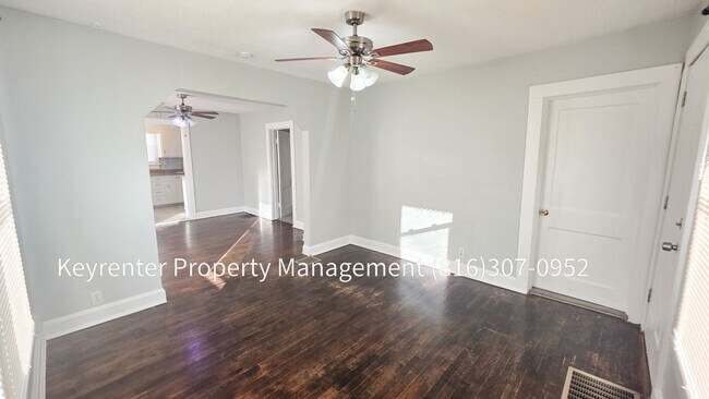 Building Photo - 2 Bed 1 Bath rare to rent!