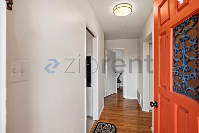 Building Photo - 1462 Ridgewood Dr