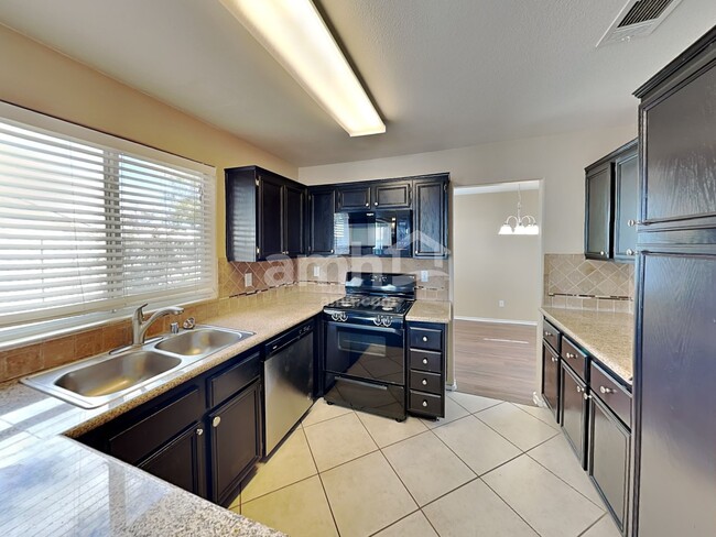 Foto del edificio - 7400 Fencerow St