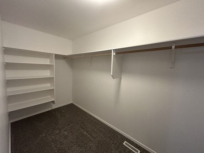 Foto del edificio - 557 N Katsura Ave