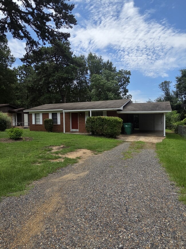 Building Photo - 711 Hillview St