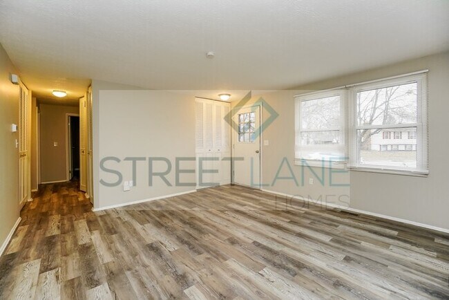 Building Photo - REDUCED!