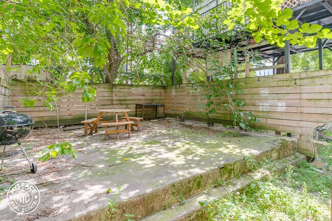 Foto del edificio - 1228 Halsey St