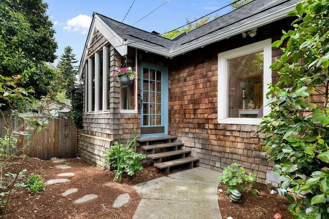 Building Photo - 3Bd/1.75Ba Seattle Home