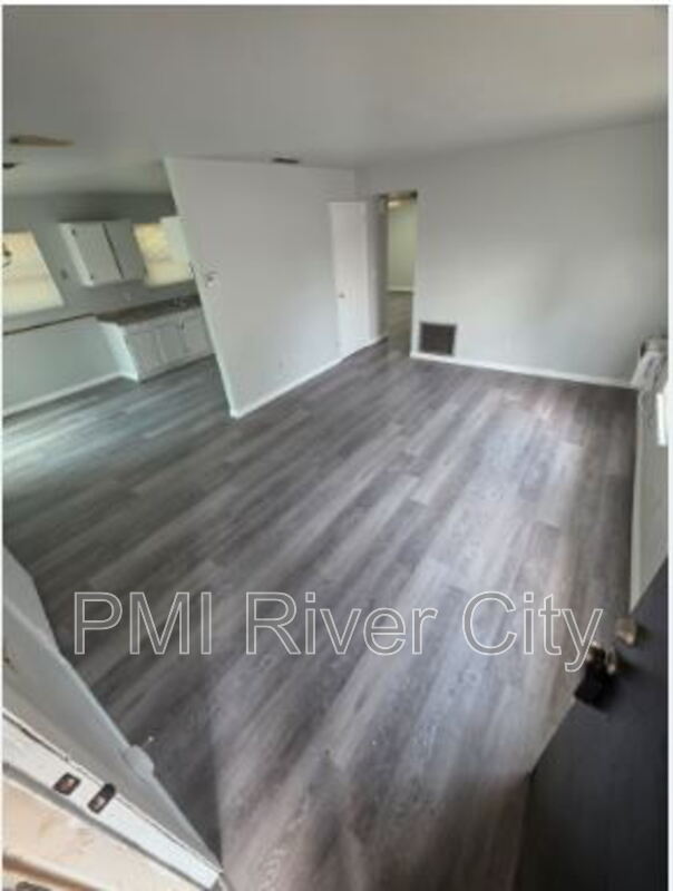 Foto del edificio - 8147 Bazaine Dr