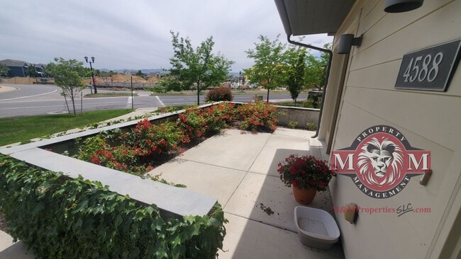 Photo - 2 Master Suites Townhome 2 Car Garage