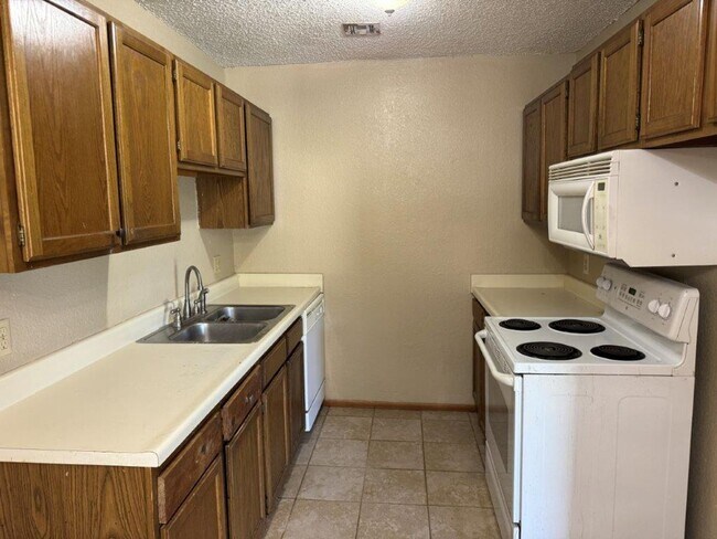 Foto del edificio - 2 bed, 2 bath with a 1 car garage storage ...