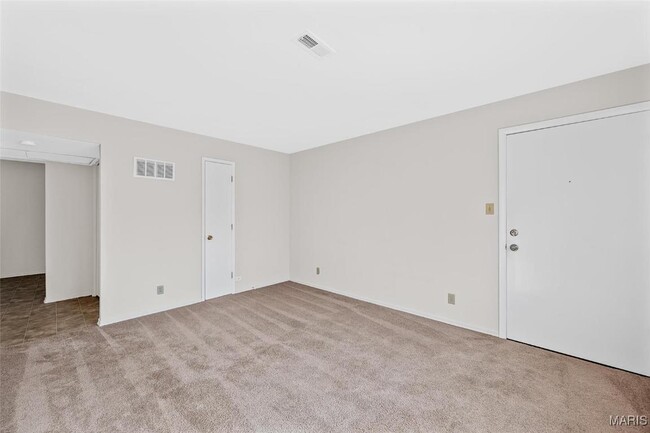 Building Photo - 22 E Rock Creek Manor