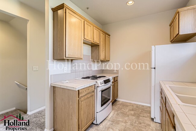 Foto del edificio - Tri-level townhome in Beaverton, Minutes f...