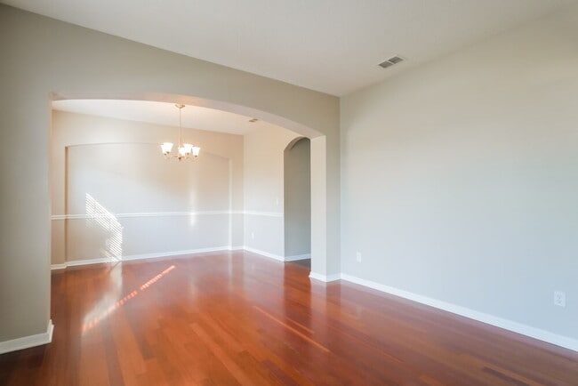 Foto del edificio - 1074 Garrison Dr