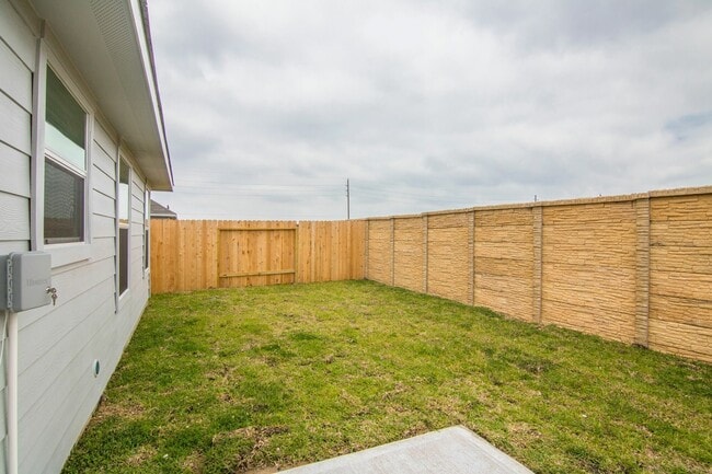 Foto del edificio - 5722 Plantation Forest Dr