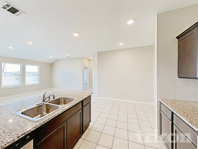 Building Photo - 916 Roland Dr