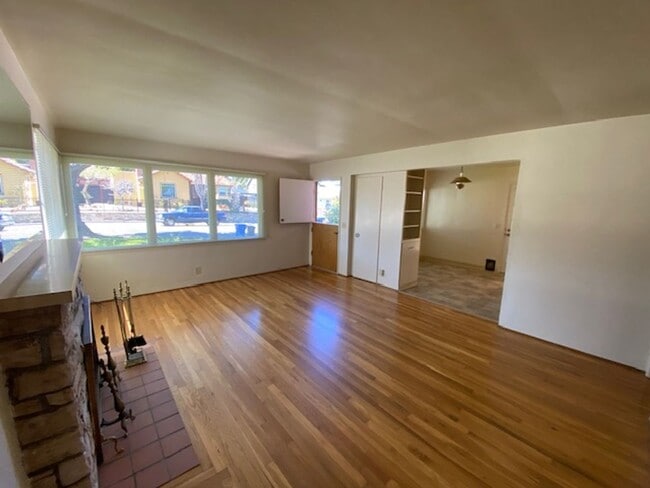 Building Photo - 674 Oak St