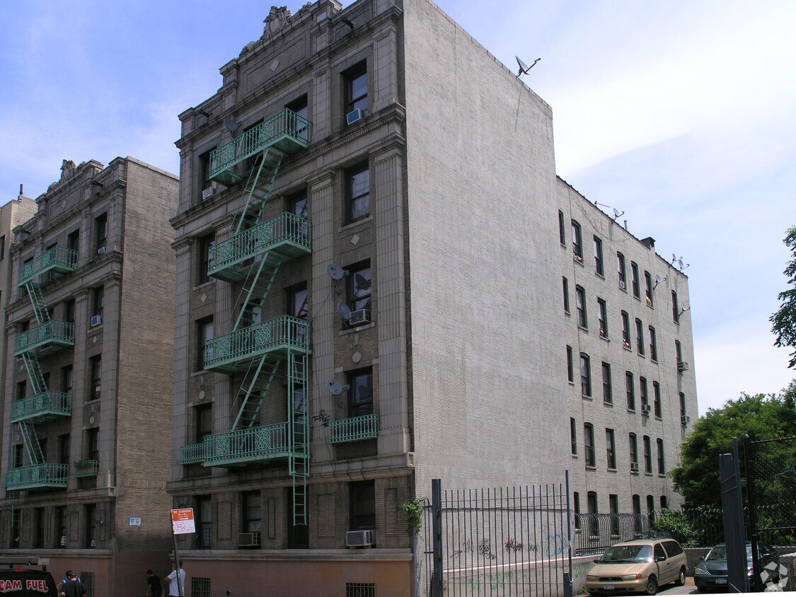 Building Photo - 2226 Loring Pl N