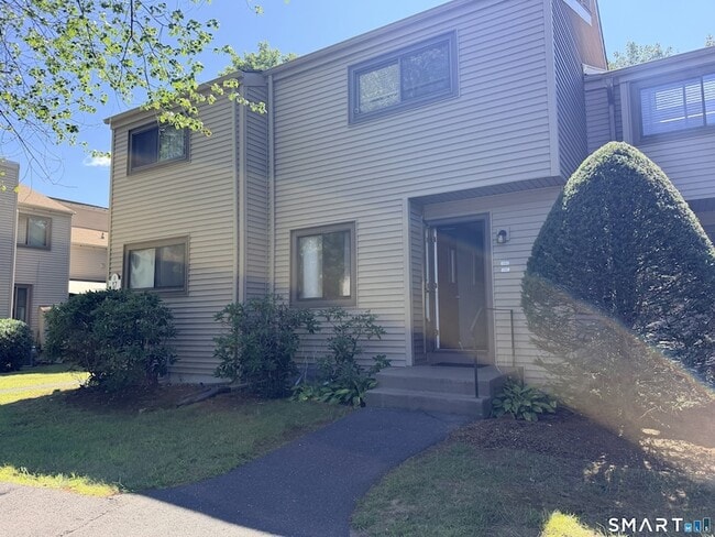 Building Photo - 17 Greenbriar Dr