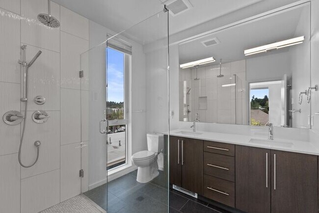 Building Photo - Stunning Columbia City Townhome w/ Views and Air Conditioning
