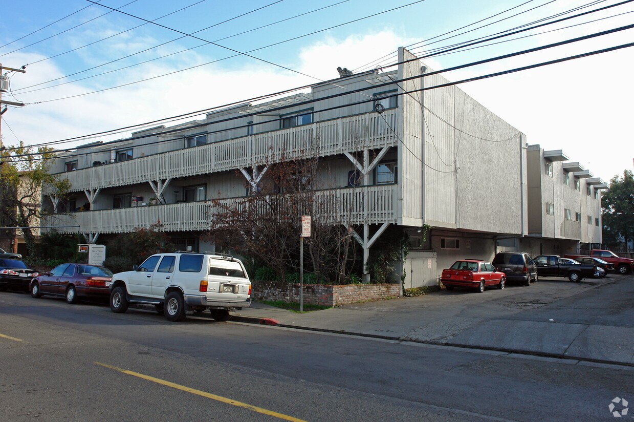 Primary Photo - Pickle Weed Park Apartments