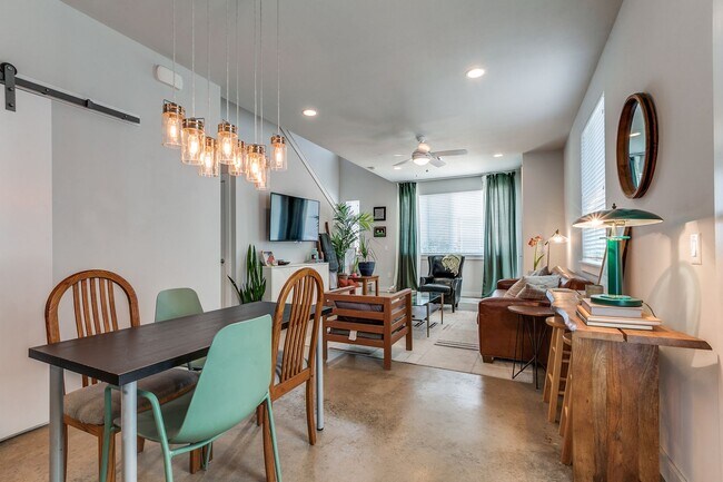 Foto del edificio - CONTEMPORARY SOUTHTOWN 2-BEDROOM TOWNHOME