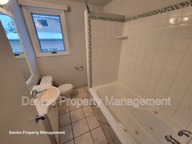 Building Photo - 9239-9148 148 St NW