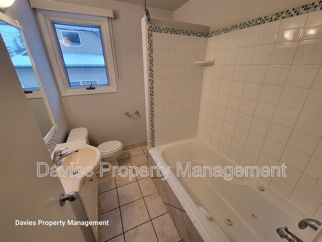 Photo du bâtiment - 9239-9148 148 St NW