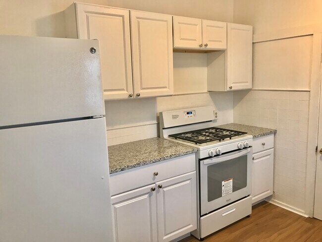 Kitchen - 918 Watson St SW