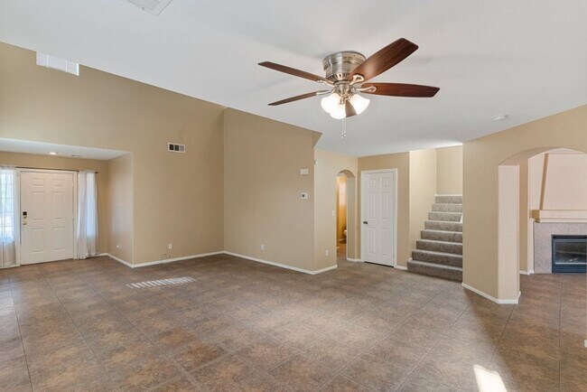 Foto del edificio - Beautiful 4 Bed 2.5 Bath Vaulted Ceilings,...