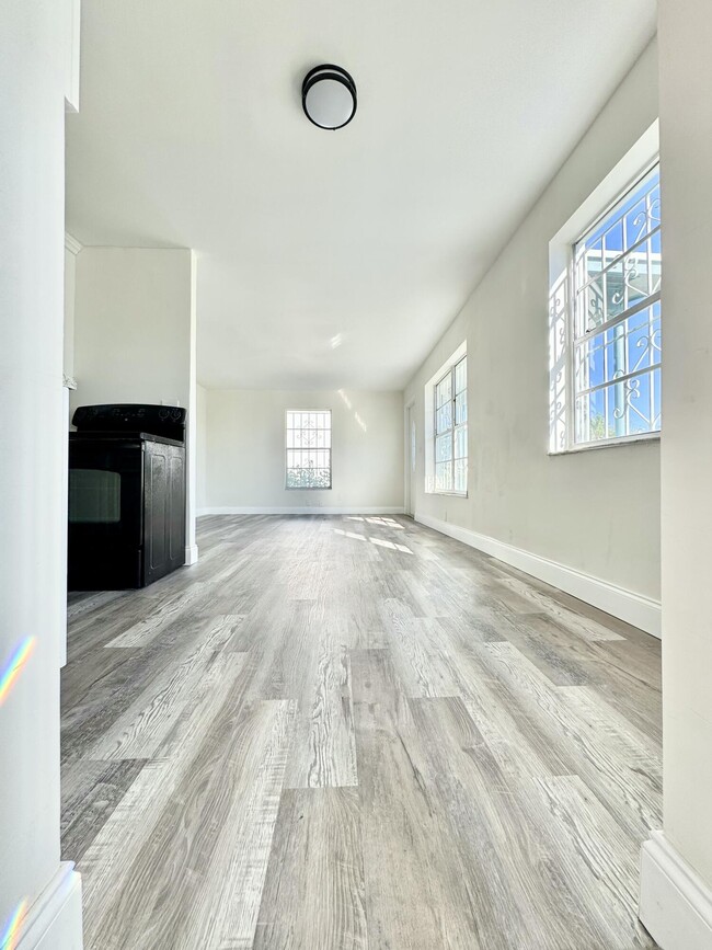 Foto del edificio - 1146 W 24th St