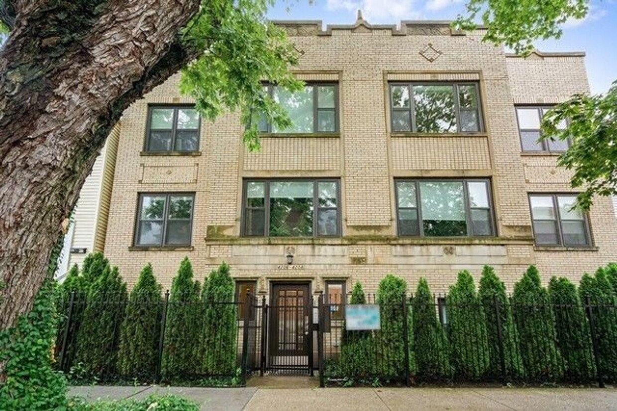 Foto principal - 4208 N Sacramento Ave