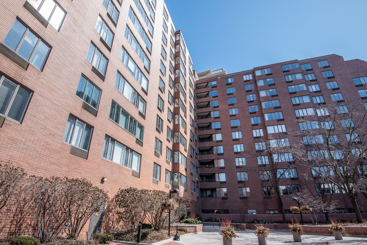 Foto principal - 801 S Plymouth Ct