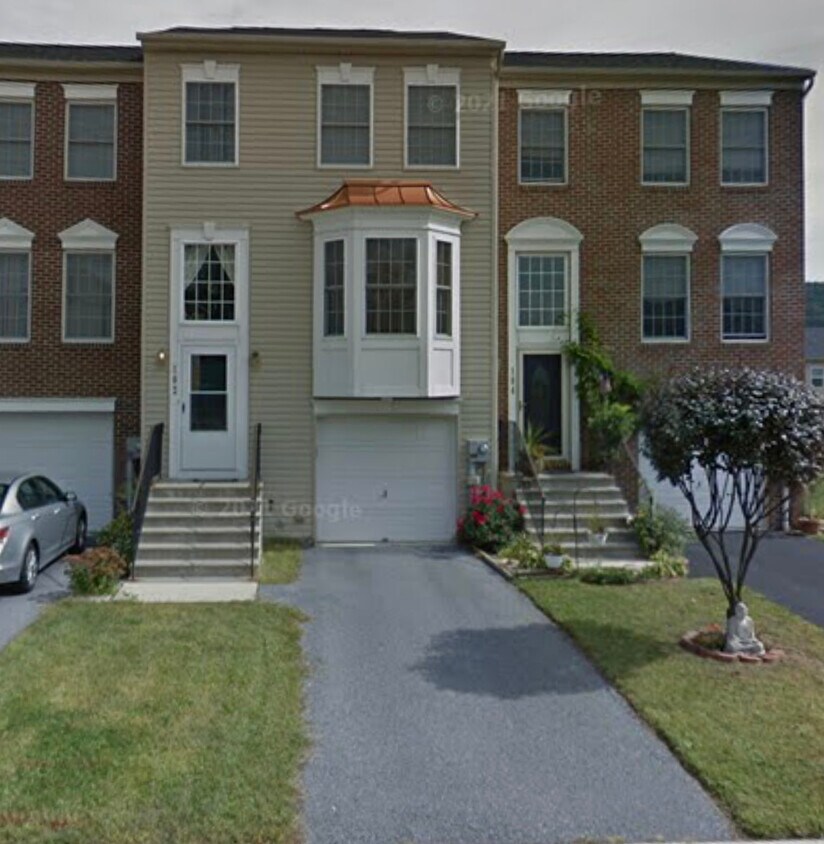 Primary Photo - 102 N Oak St