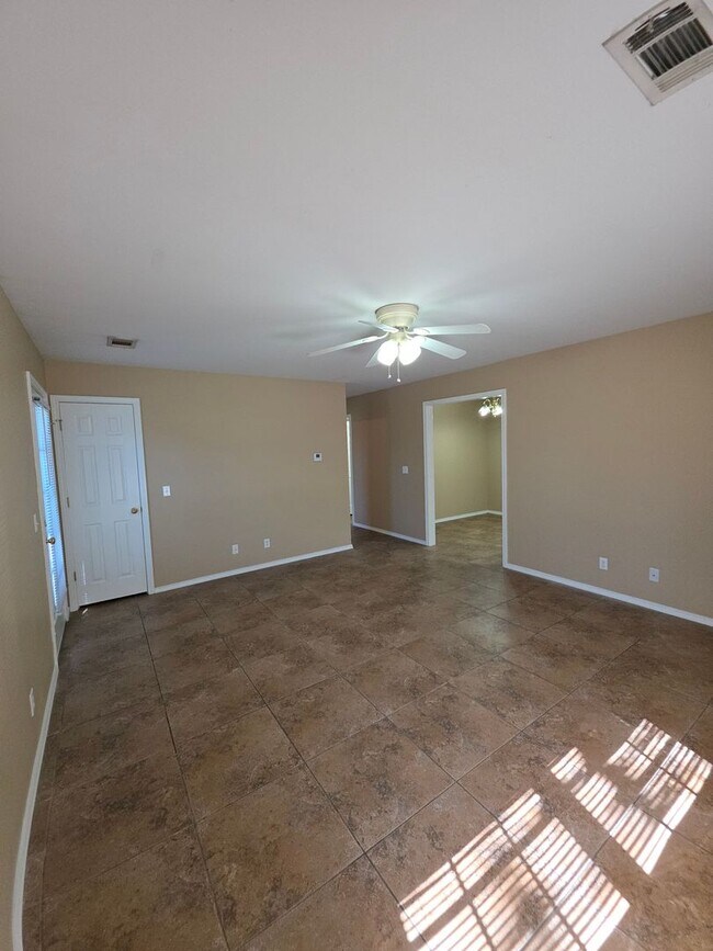 Foto del edificio - 401 E 11th St