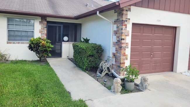 Building Photo - 104 Moccasin Trail S