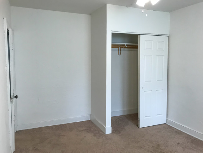 Building Photo - 2562 Prospect/Move-in Special