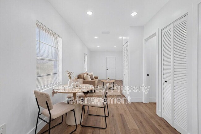 Building Photo - 614 SW 19th Ave