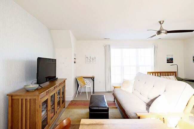 Building Photo - Fully Furnished Belvedere Studio – Utilities Included