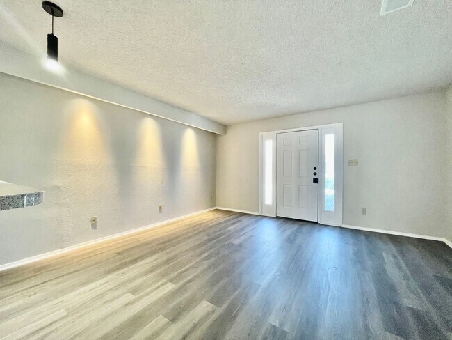 Building Photo - Renovated 2 Bedroom, 1.5 Bathroom Townhome!