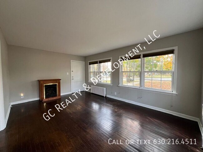 Building Photo - ***WALK TO DOWNTOWN ST. CHARLES / 1BDRM - ...