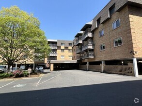 Building Photo - 1323 Queens Rd